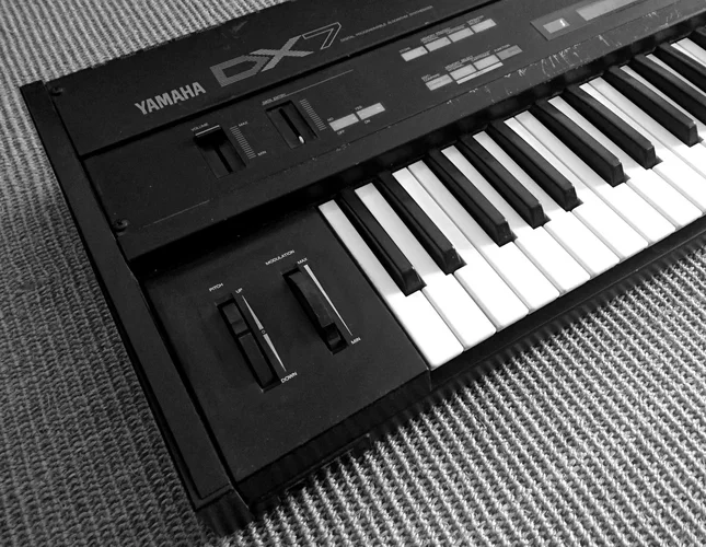 Yamaha DX7 KF Instrument close up links.webp Yamaha DX7 KF Instrument close up links.webp