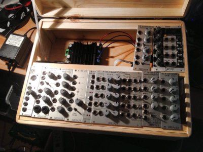 Holzkiste-Eurorack-Bauhaus.jpg