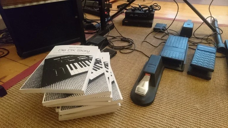 DX Story signierte Exemplare midsize.webp DX Story signierte Exemplare midsize.webp