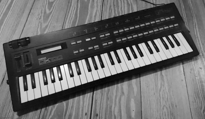 Yamaha DX100 Totale.webp Yamaha DX100 Totale.webp