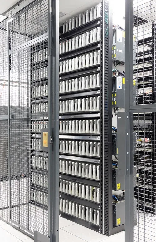 5ac3c046c82724f64ec6099d_macstadium_phase2_rack1b.webp