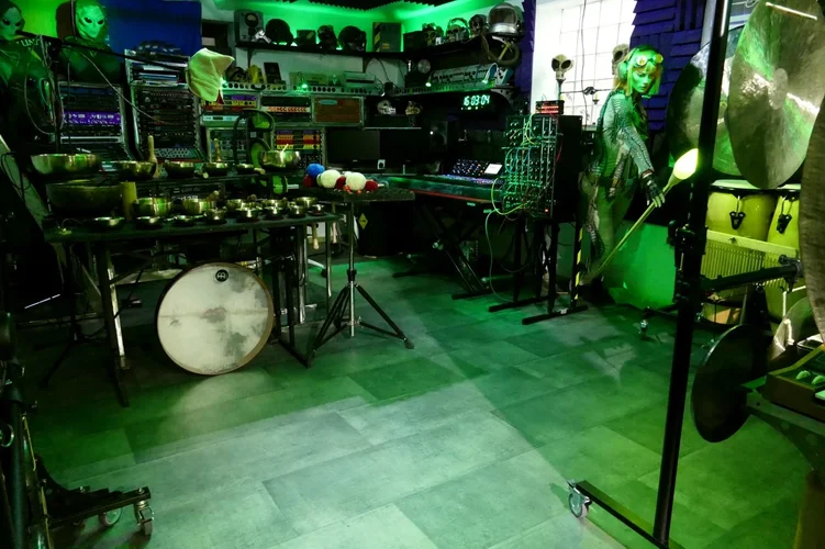 2021-011 Studio Pult total.webp