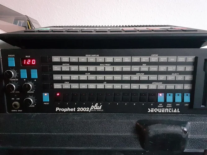 prophet 2002 interne Clock.jpg prophet 2002 interne Clock.jpg