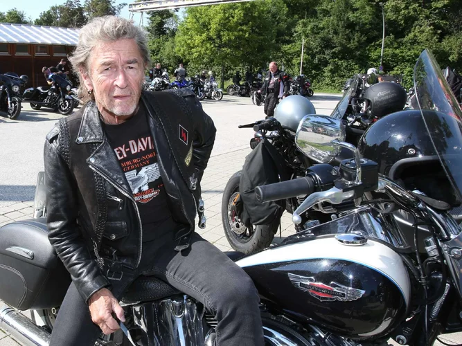 73461198-pause-am-jailhouse-peter-maffay-auf-ride-for-good-charity-ausfahrt-am-samstag-1ie9.webp