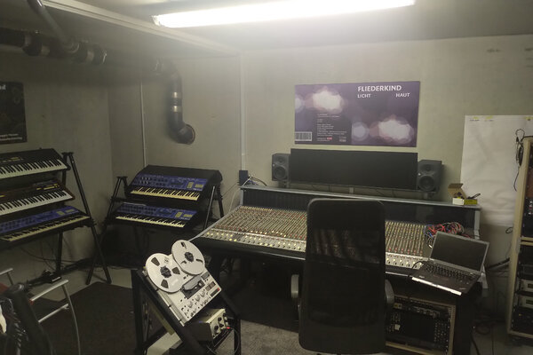 Studio mit Bandmaschine.jpg