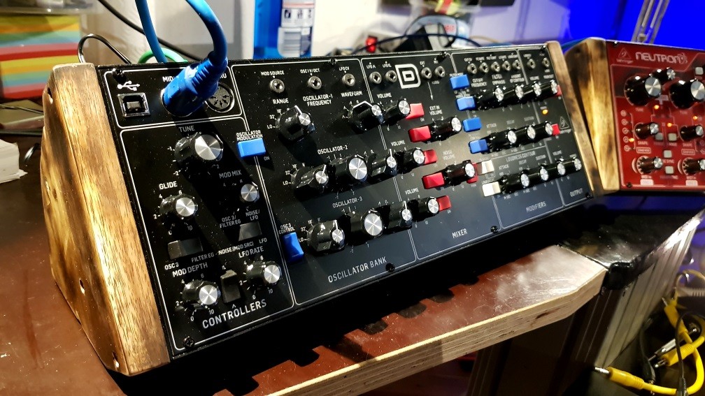 Behringer Model D Holzteilchen