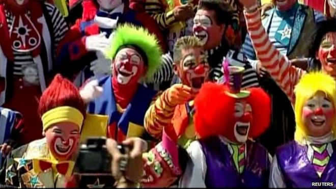 _63725196_clownsrtrs.jpg