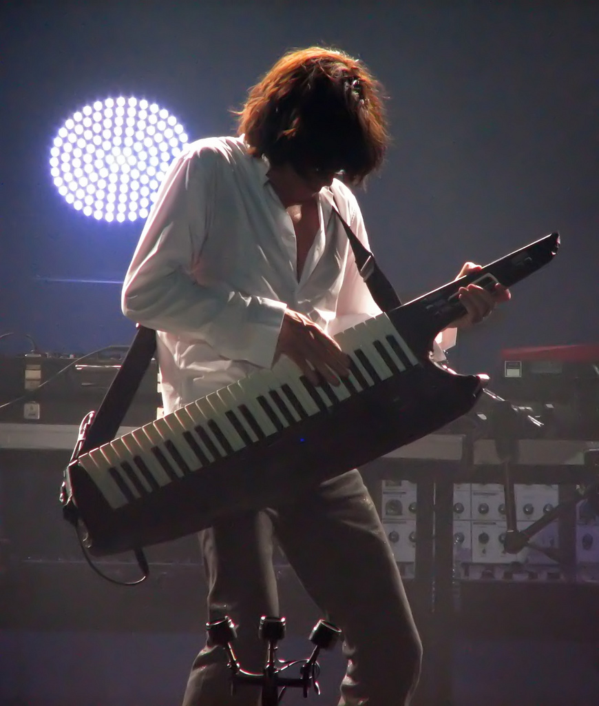 Jean_Michel_Jarre_-_Roland_AX-Synth.jpg