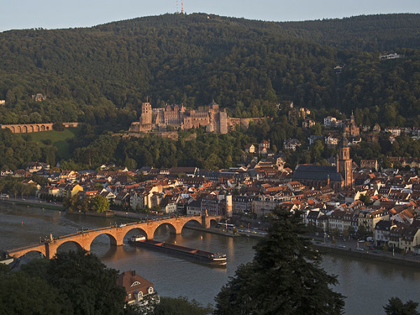 Vom-Philosophenweg-aus-hat-man-den-schoensten-Blick-auf-das-weltberuehmte-Heidelberger-Schloss-die-Alte-Bruecke-und-die-verwinkelten-Gassen-der-Altstadt.jpg