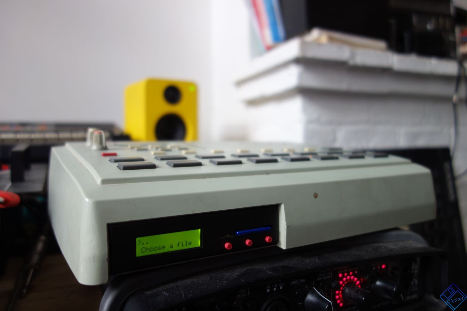 SD_HxC_Floppy_Emulator_RevF_Akai_S20_002.jpg