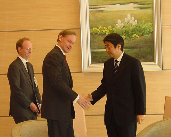 Robert_Zoellick_meets_Shinzo_Abe_2006-01-23.jpg