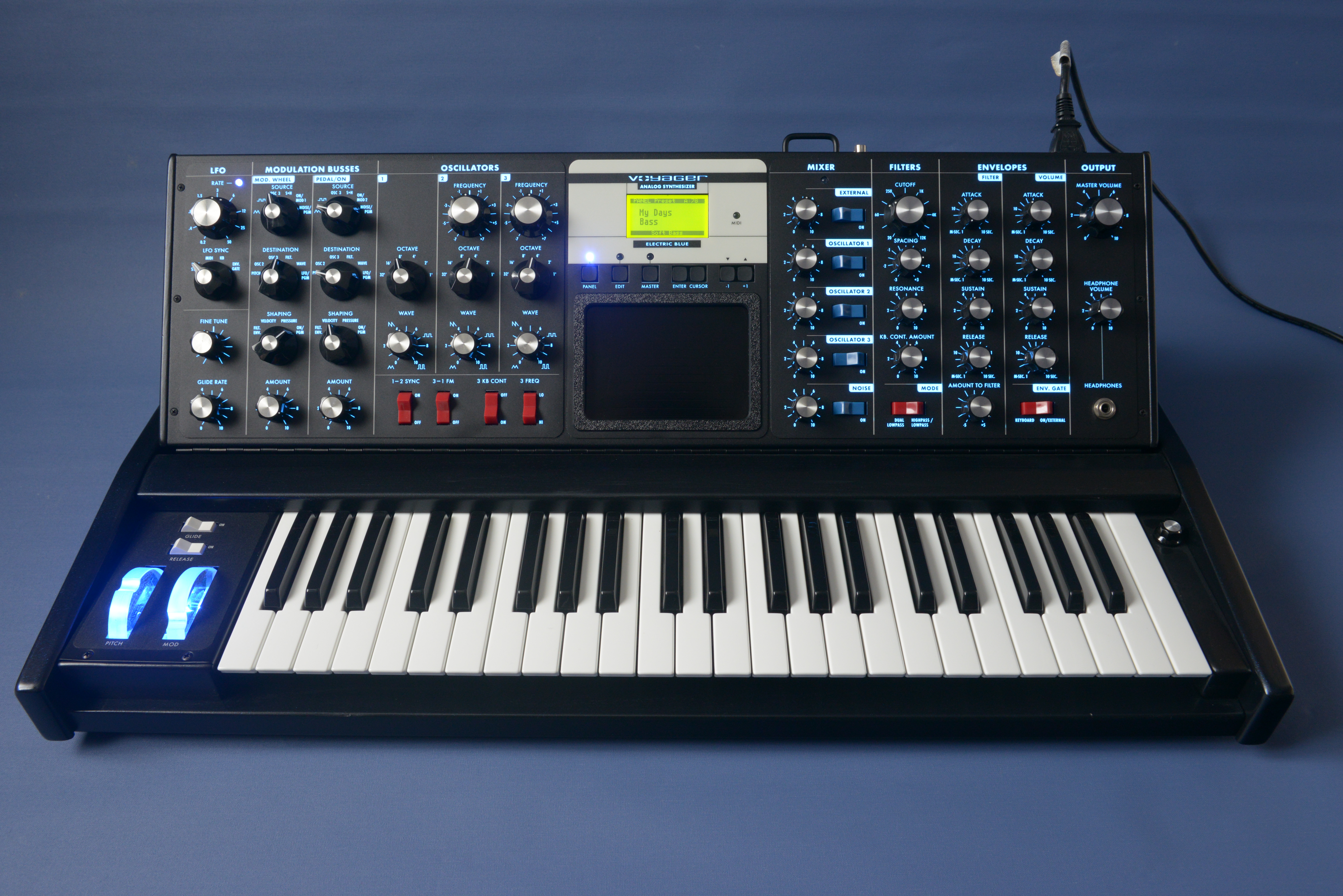 moog-music-minimoog-voyager-electric-blue-505878.jpg