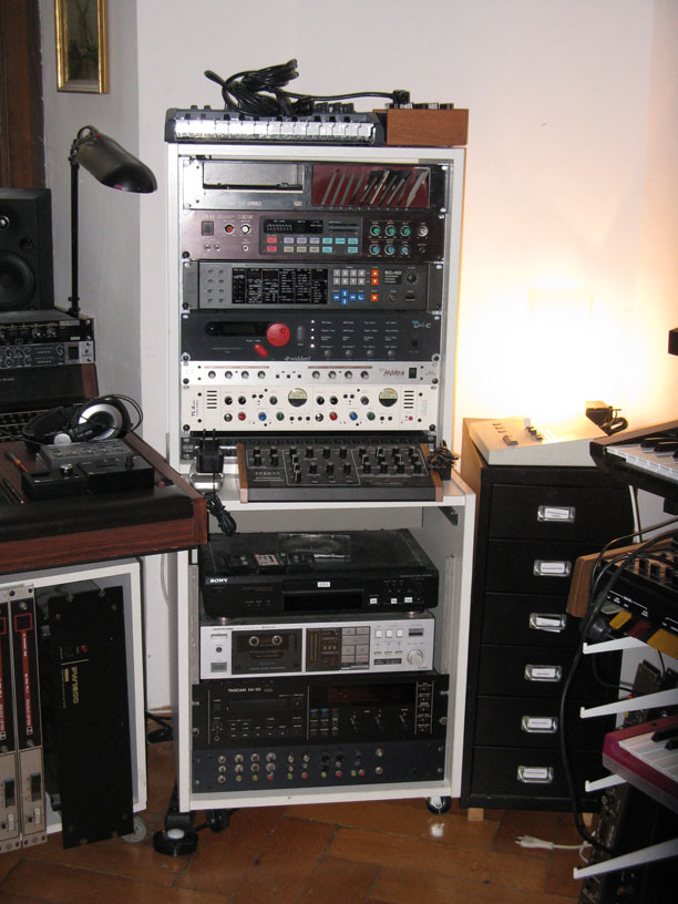 studio_2013_rack_rechts.jpg