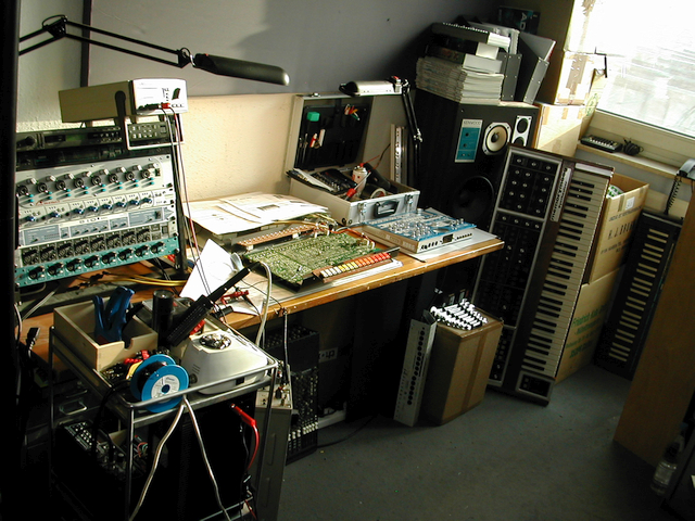 Nikolaus_Riehm_-_Studio_2005-12_Retro_Workbench.jpg