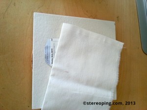 Die Frontplatte muss natürlich mit dem Papier nach oben zeigen. Zwischen Platte und Bügeleisen lege ich noch ein paar Lagen dünne Baumwolle um das Papier vor mechanischer Beschädigung zu schützen und die Hitze gleichmäßiger zu verteilen