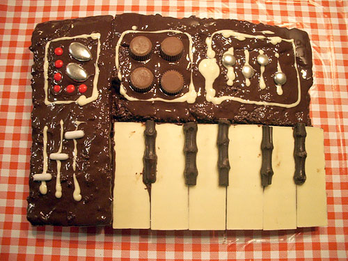 synthesizer-cake.jpg