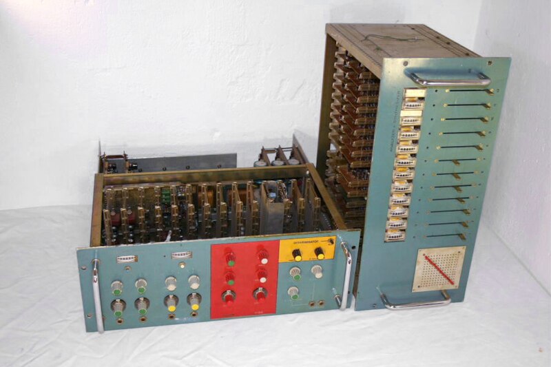800px-Kraftwerk_Vocoder_custom_made_in_early1970s.JPG