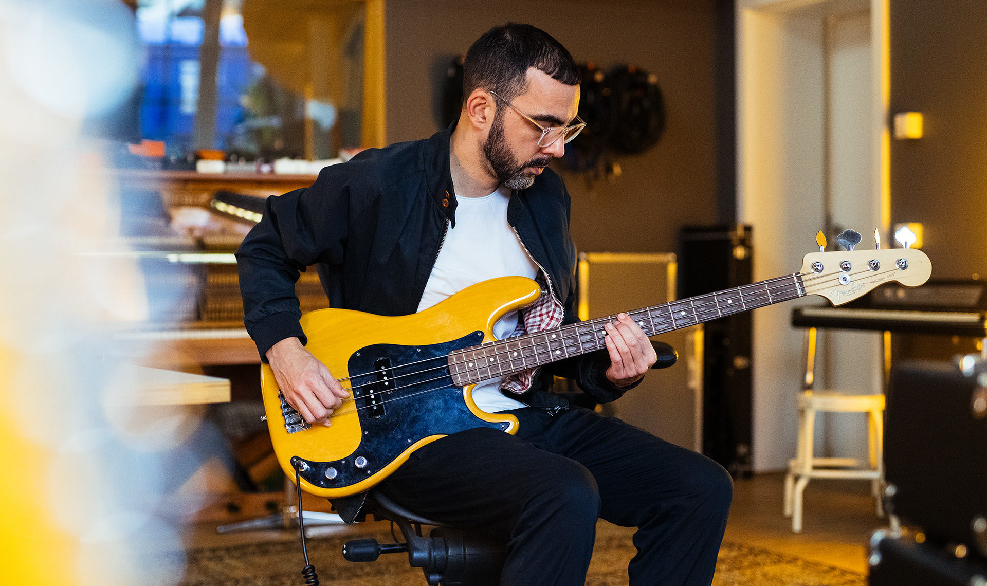 zwischen-netflix-rammstein-und-808-im-studio-mit-bazzazian-01-playing-bass-1920x0-c-default.jpg
