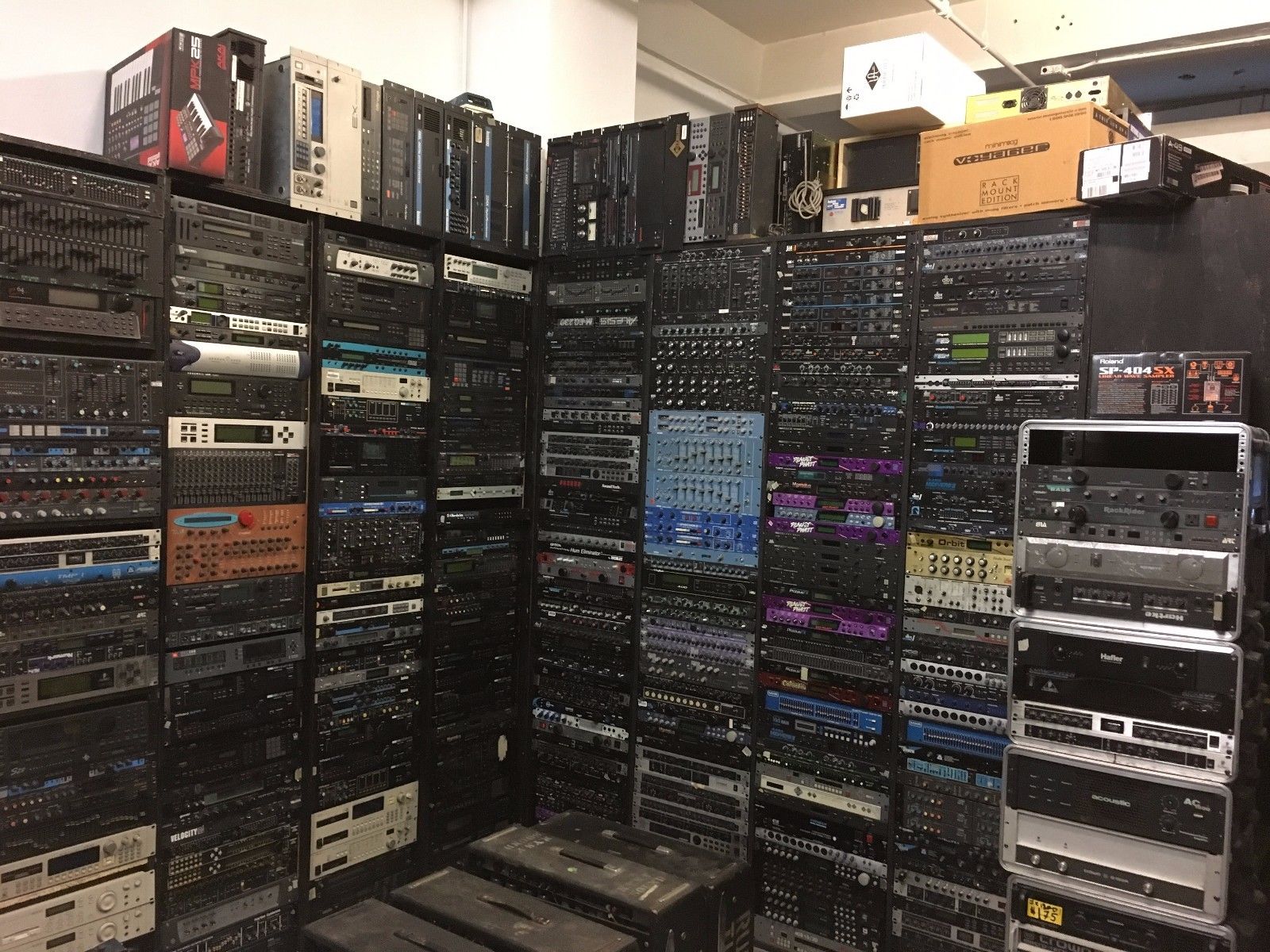 5862adf9875ad_ArmensMusicShopNYCUSASynthesizerHeaven(2).jpg.3a8a0221d110360df5d9f3bb28bc2958.jpg