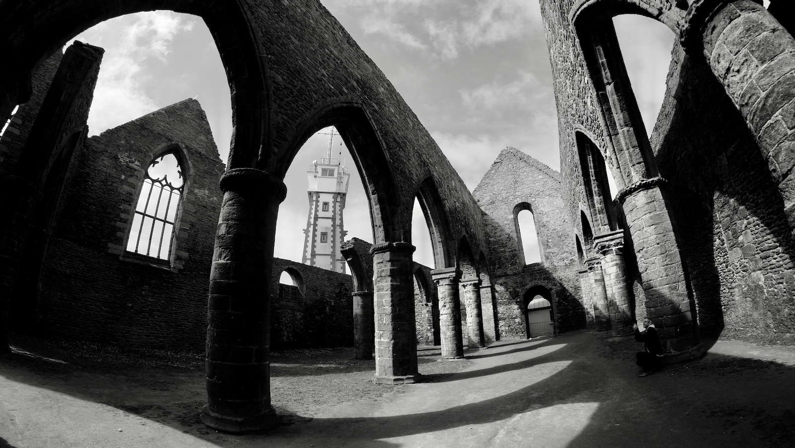 TonKlangLichter_Abbaye_de_Fineterre_en_Saint-Mathieu-4.jpeg