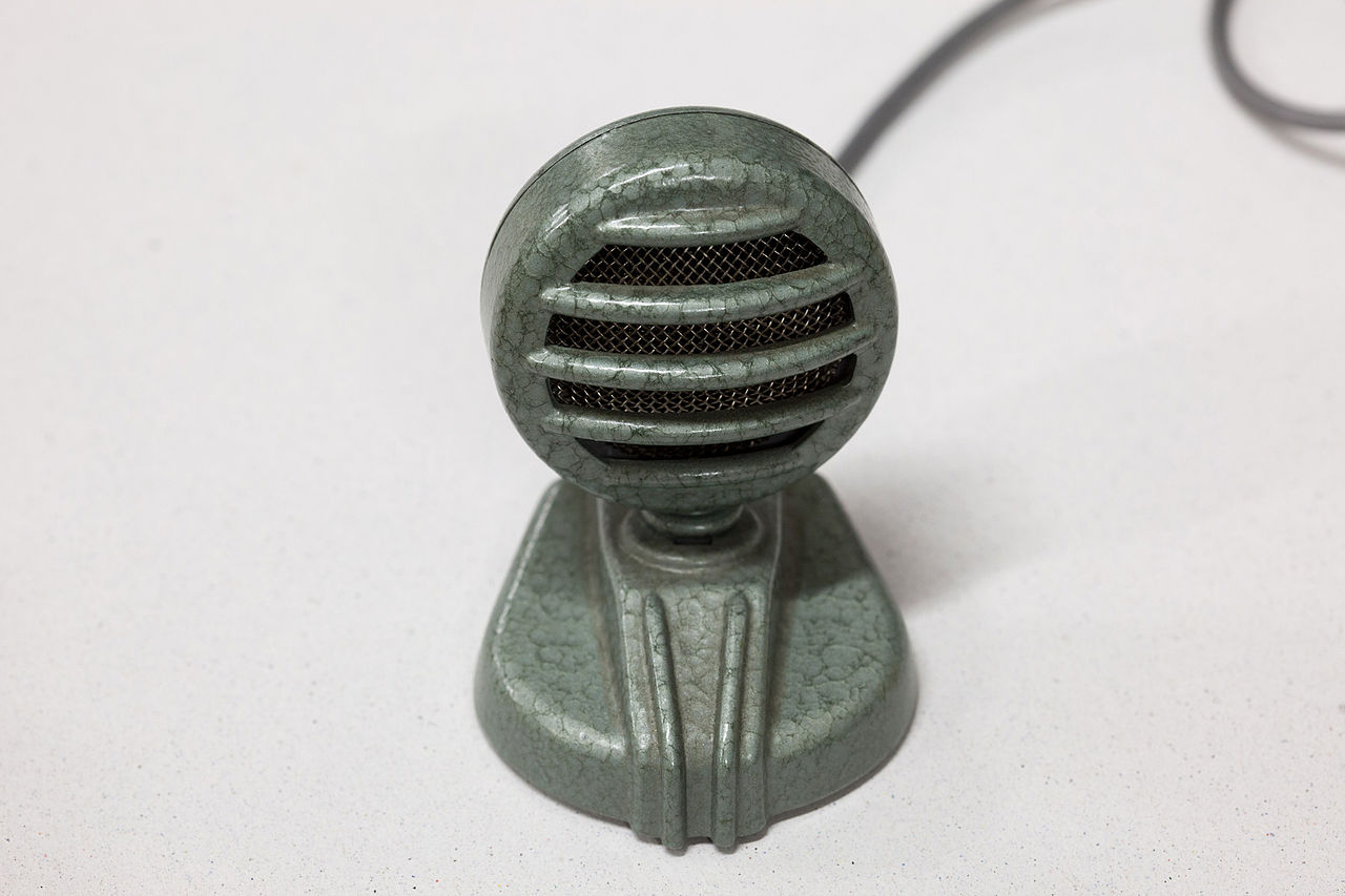 1280px-Kristallmikrofon_DDR_1957.jpg