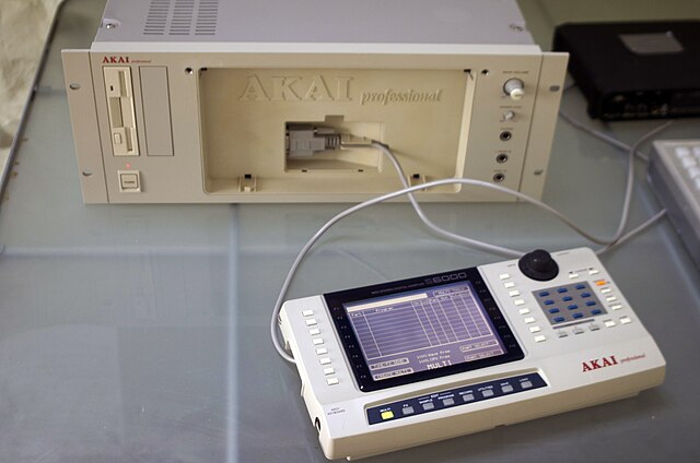 640px-Akai_S6000_with_remote_control_panel_detached_(2005-01-14_04.22.50_by_c-g.).jpg