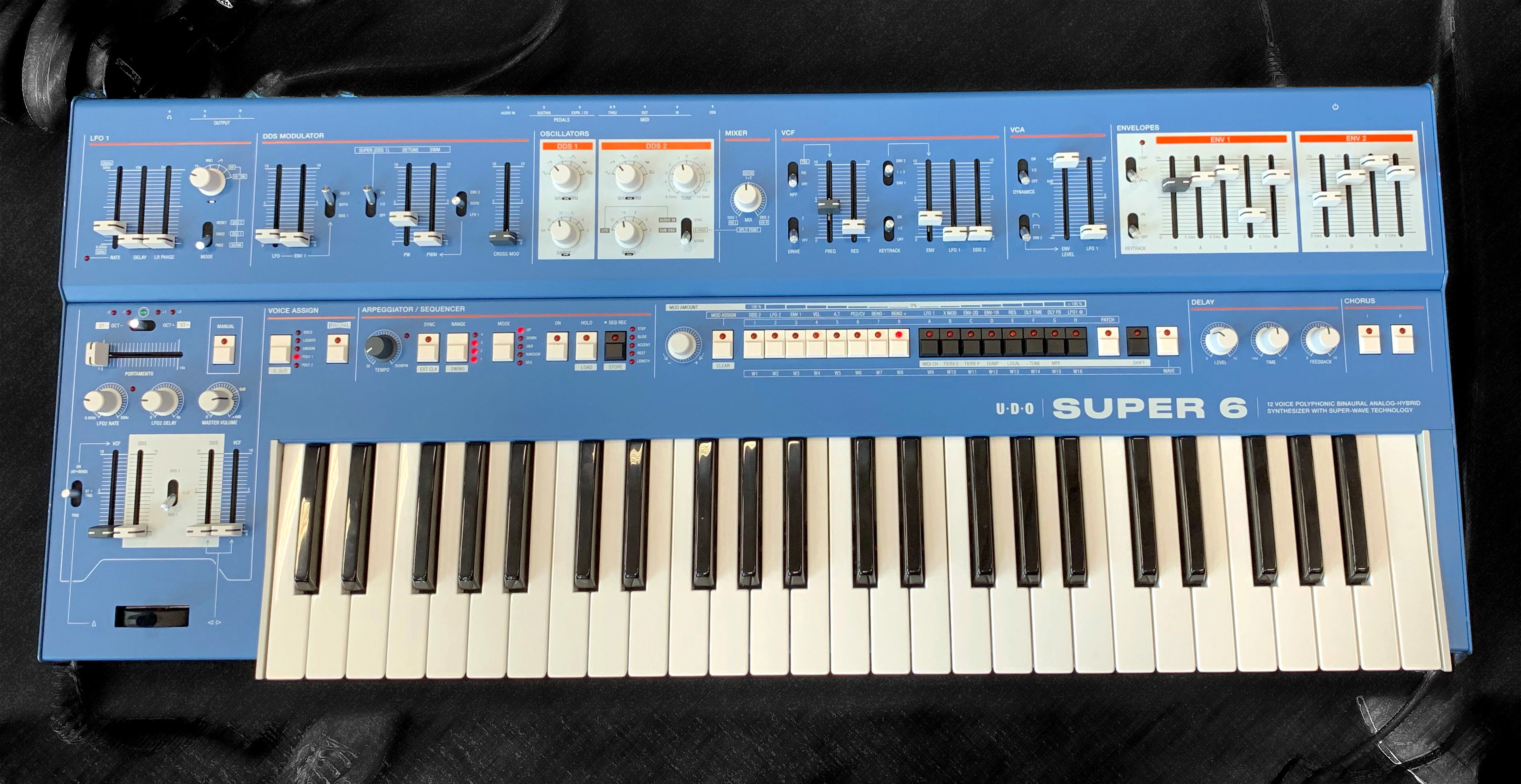 udo-super-6-synthesizer-g.jpeg