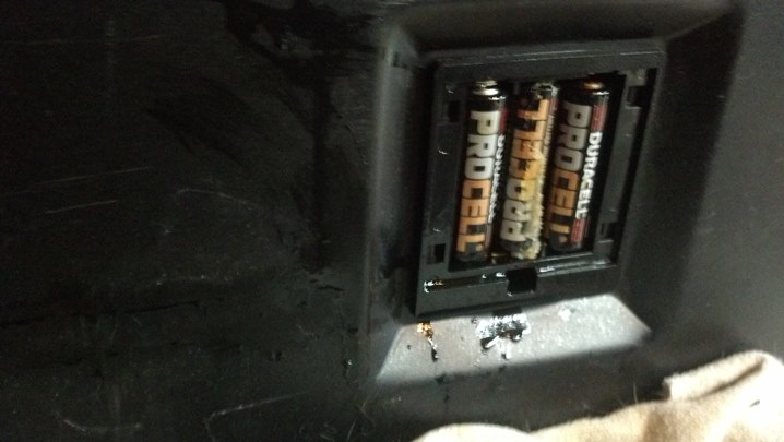 02KKX-leaked-batteries.jpg